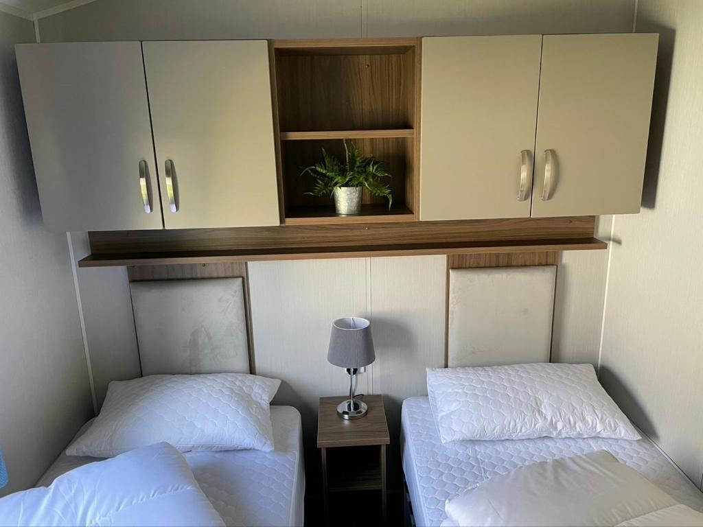 6 Berth Comfy Homely Caravan, Dog Friendly Belton with Browston Buitenkant foto