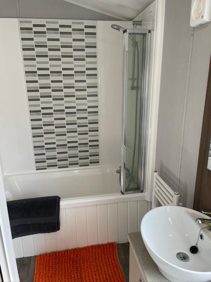 6 Berth Comfy Homely Caravan, Dog Friendly Belton with Browston Buitenkant foto