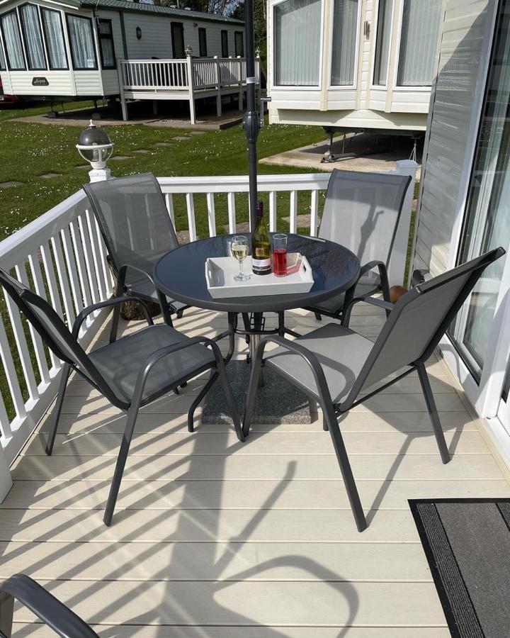 6 Berth Comfy Homely Caravan, Dog Friendly Belton with Browston Buitenkant foto