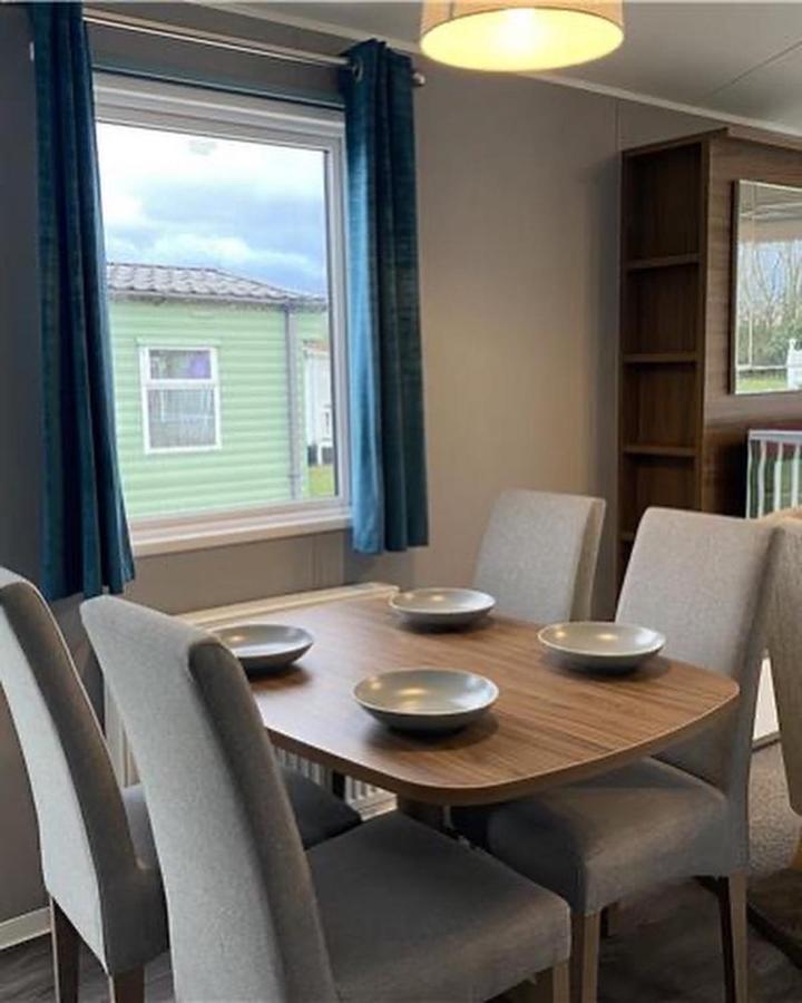 6 Berth Comfy Homely Caravan, Dog Friendly Belton with Browston Buitenkant foto