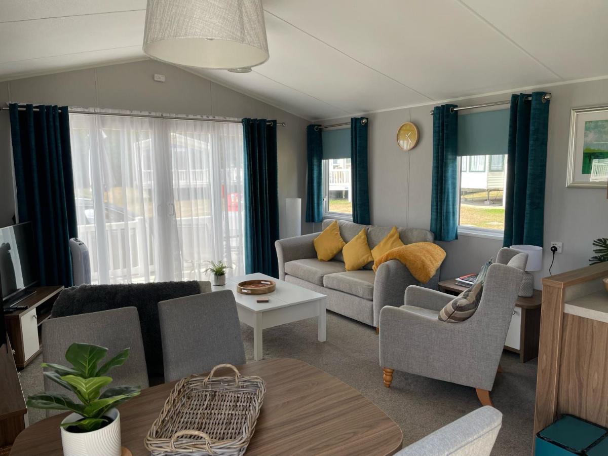 6 Berth Comfy Homely Caravan, Dog Friendly Belton with Browston Buitenkant foto