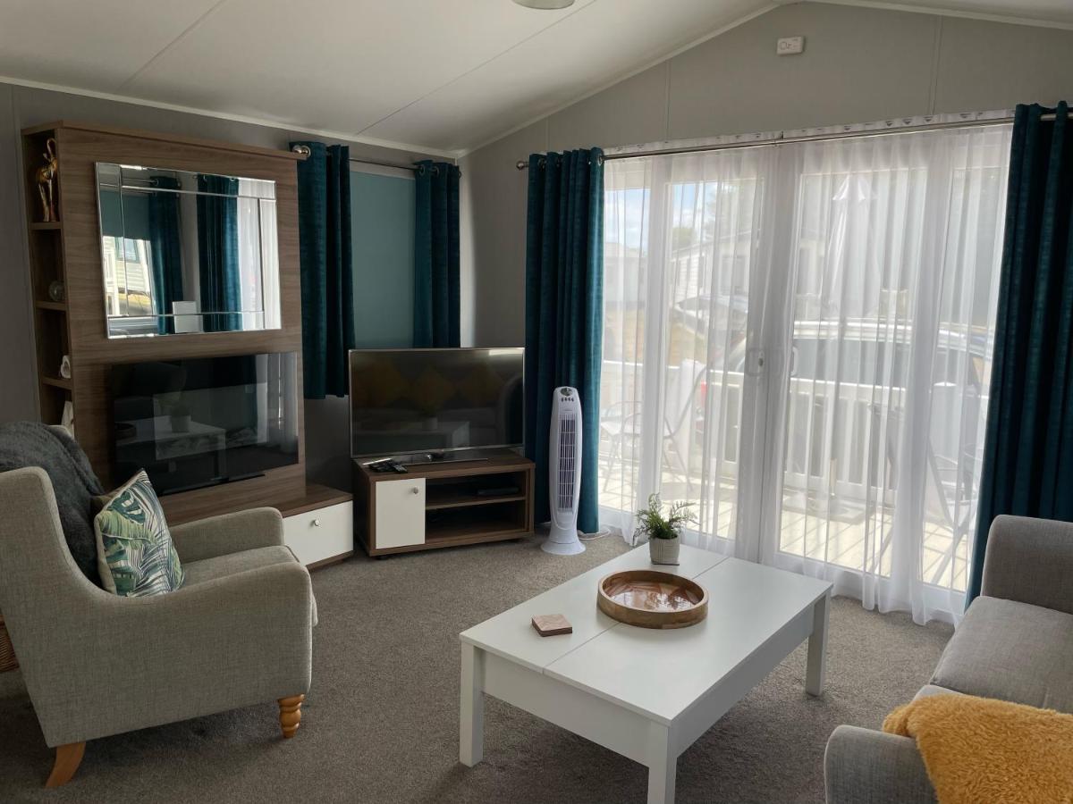6 Berth Comfy Homely Caravan, Dog Friendly Belton with Browston Buitenkant foto